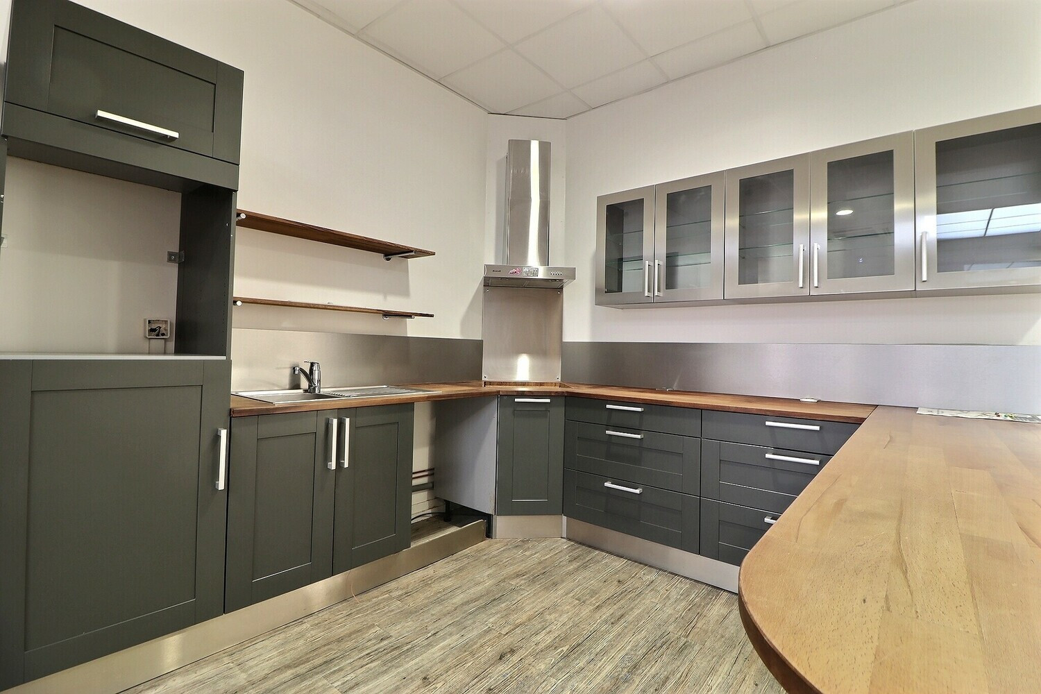 
                                                Location
                                                 Local commercial - Atelier d'activité - 554m²