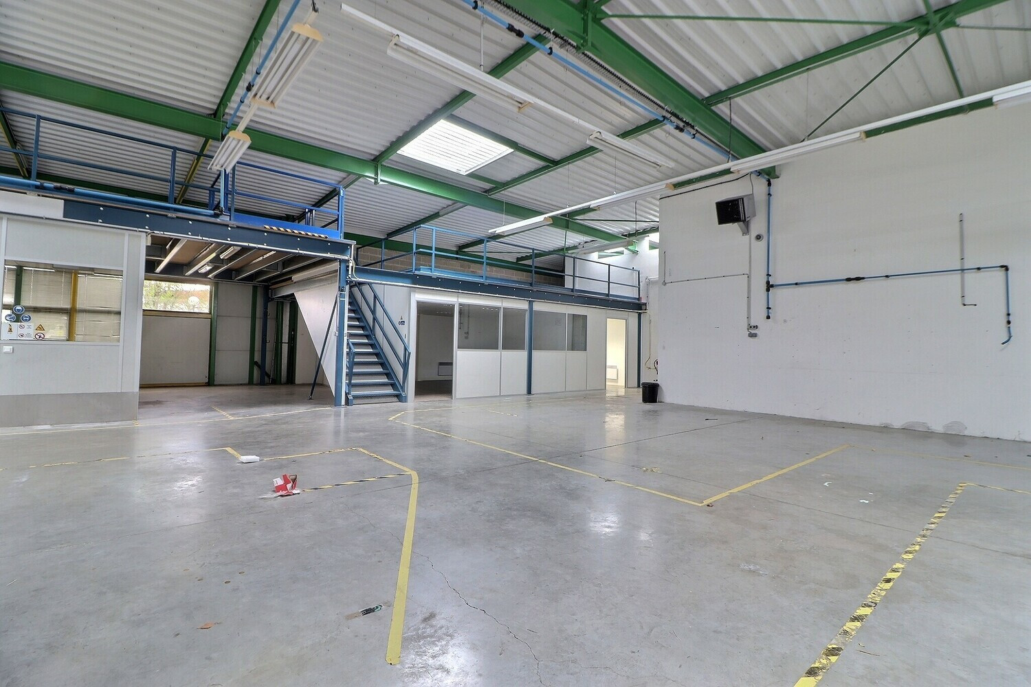 
                                                Location
                                                 Local commercial - Atelier d'activité - 554m²