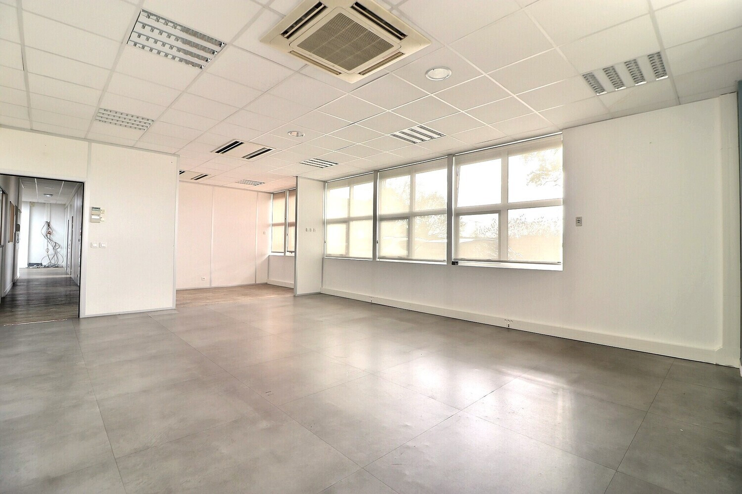 
                                                Location
                                                 Local commercial - Atelier d'activité - 554m²