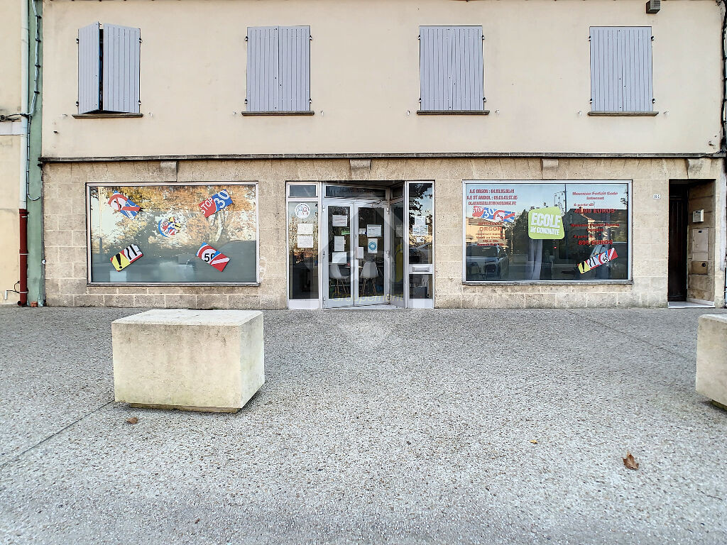 
                                                Location
                                                 Local commercial avec 3 vitrines