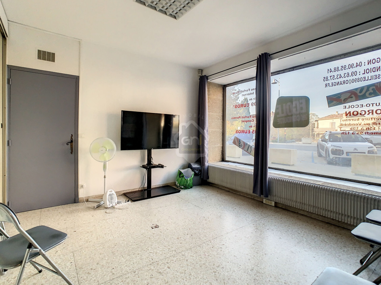 
                                                Location
                                                 Local commercial avec 3 vitrines