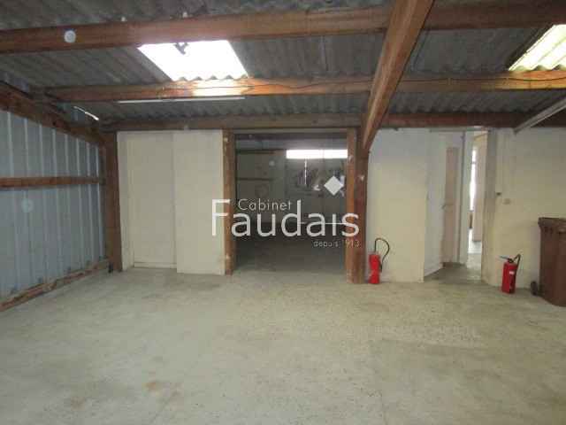 
                                                Location
                                                 Local commercial avec entrepôt