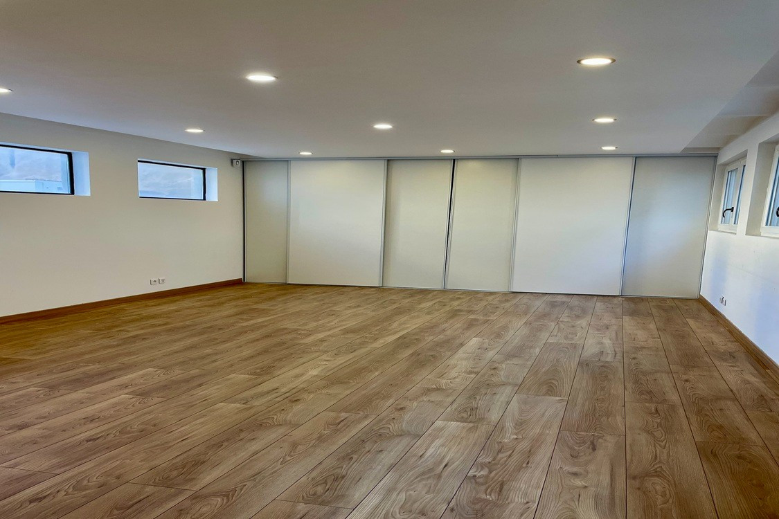 
                                                Location
                                                 Local commercial/Bureau avec Vitrine Rue Paradis