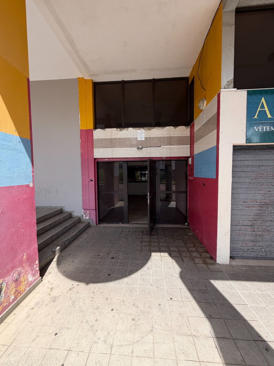 
                                                Location
                                                 Local commercial de 15 mètres carrés – Saint-André