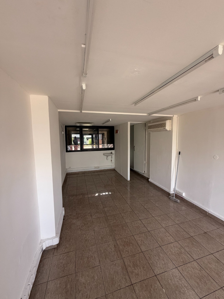 
                                                Location
                                                 Local commercial de 15 mètres carrés – Saint-André