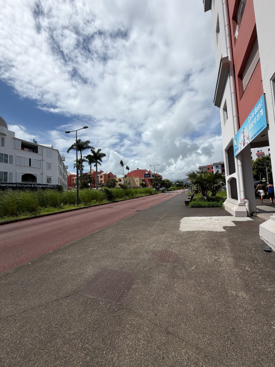 
                                                Location
                                                 Local commercial de 15 mètres carrés – Saint-André