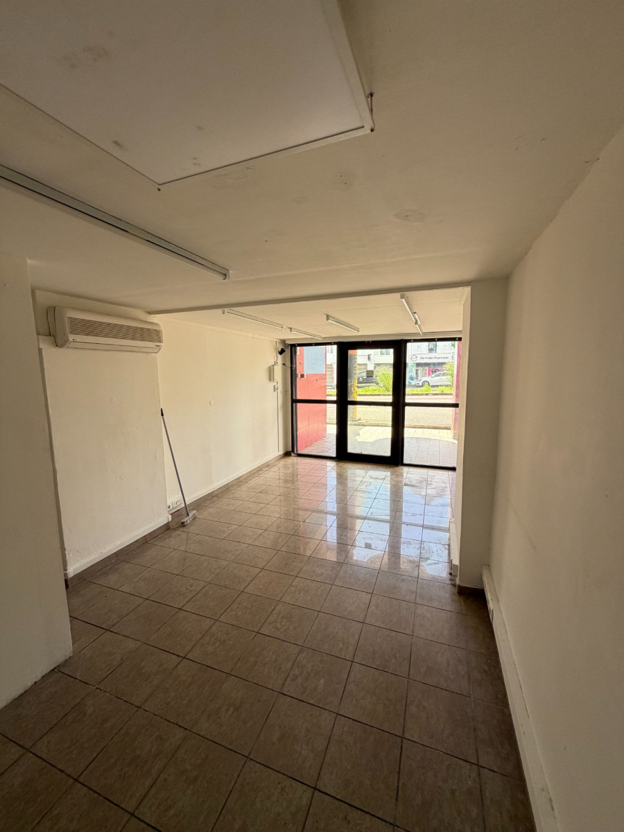 
                                                Location
                                                 Local commercial de 15 mètres carrés – Saint-André