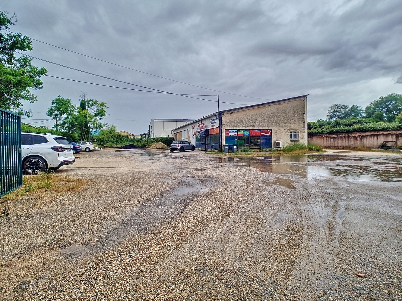 
                                                Vente
                                                 Local commercial et hangar Loué