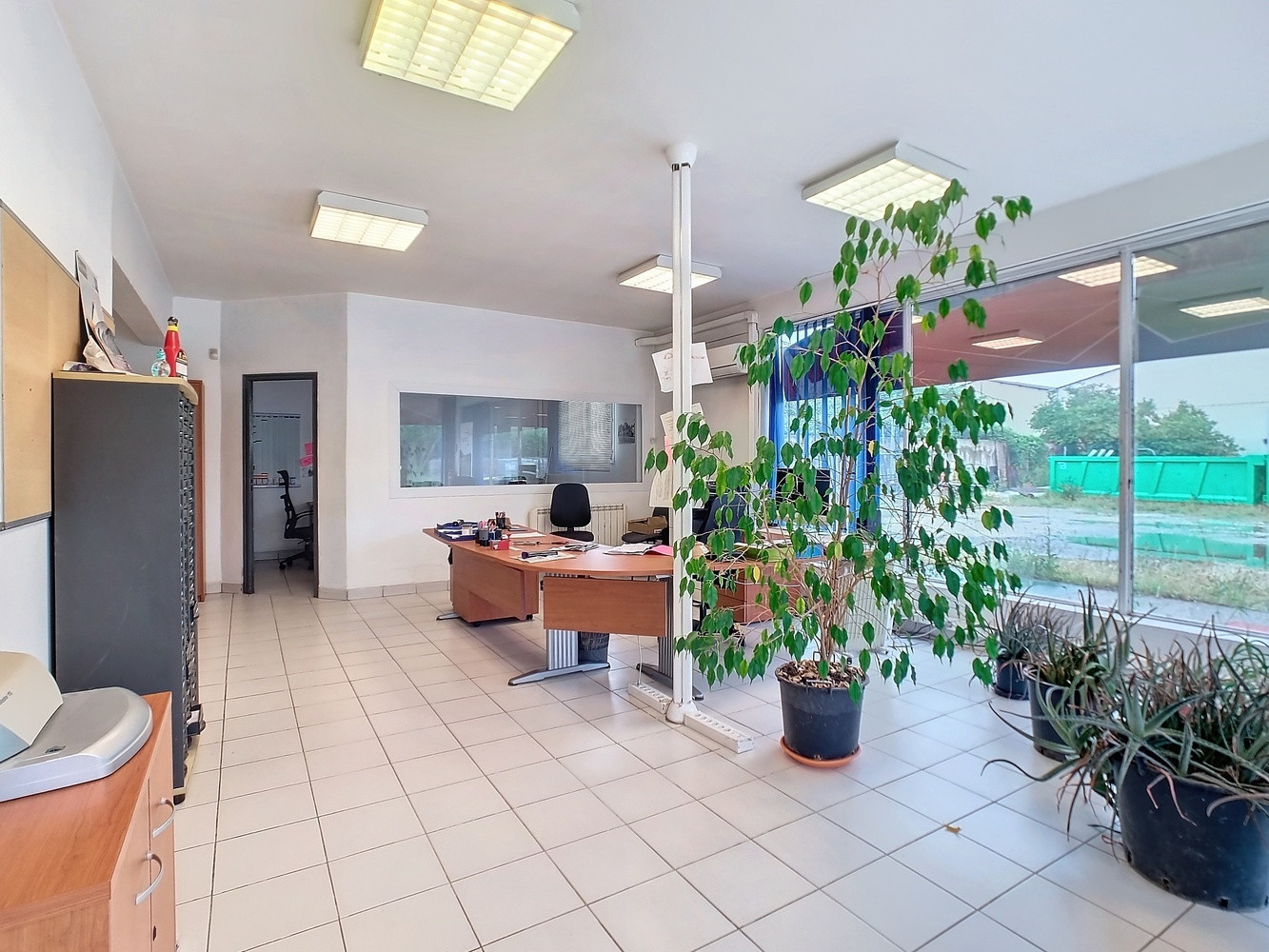 
                                                Vente
                                                 Local commercial et hangar Loué