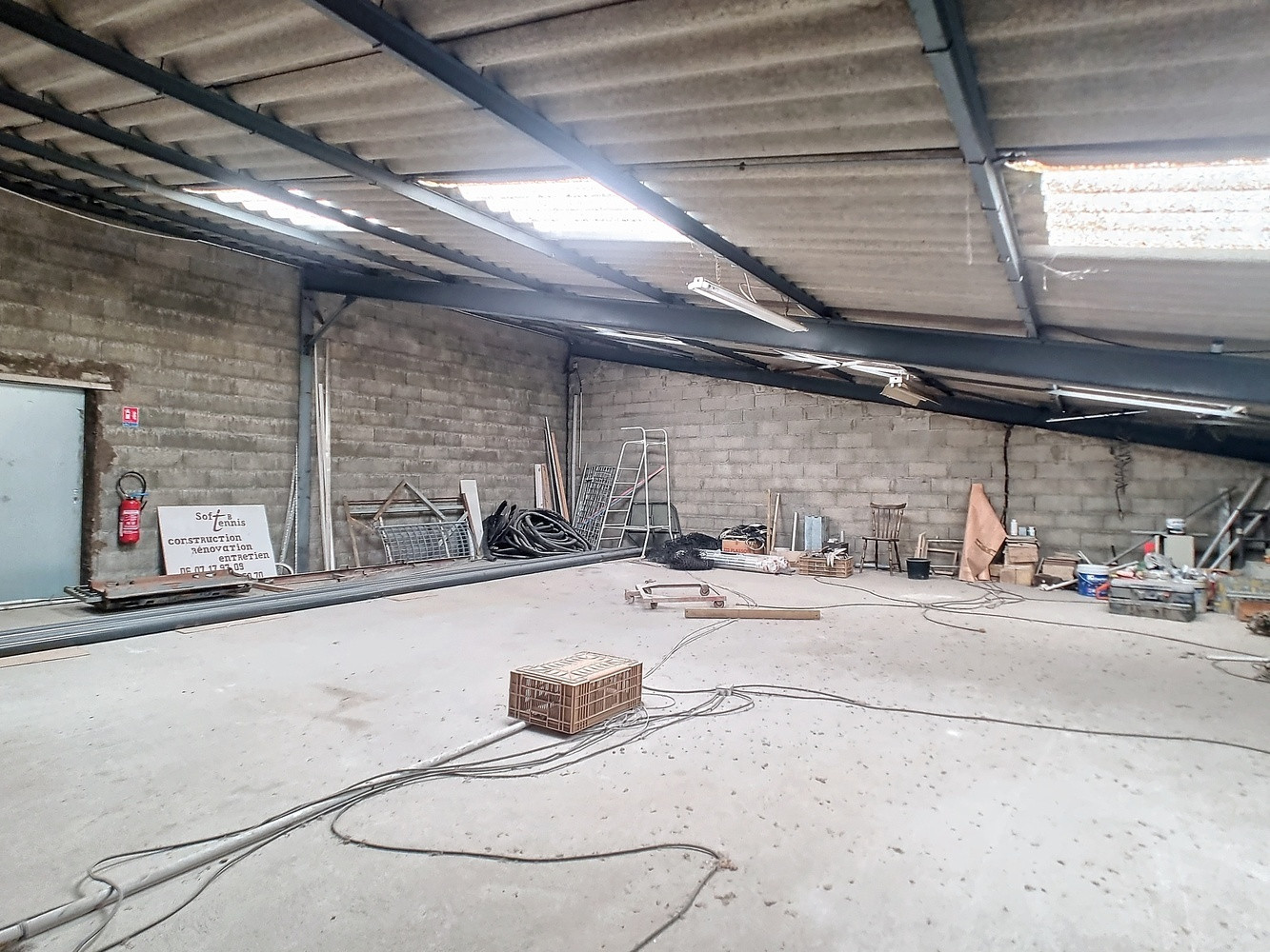 
                                                Vente
                                                 Local commercial et hangar Loué