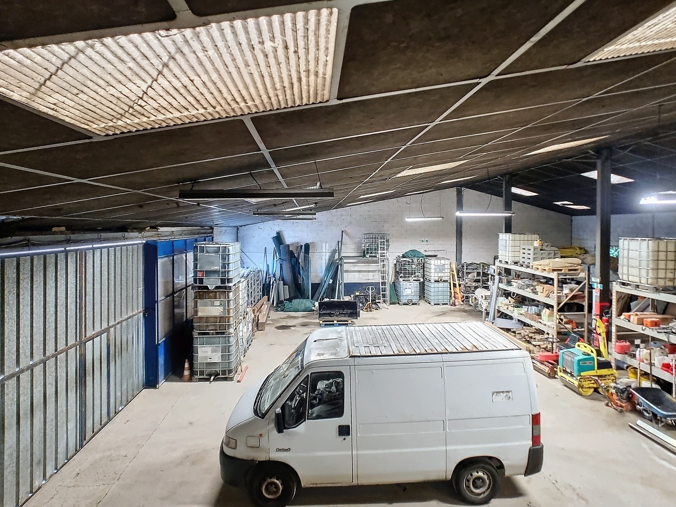 
                                                Vente
                                                 Local commercial et hangar Loué