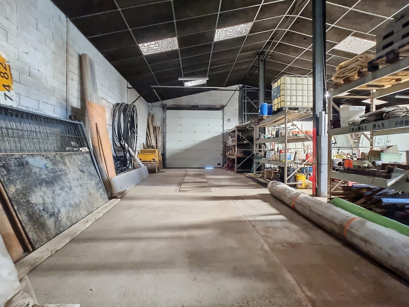 
                                                Vente
                                                 Local commercial et hangar Loué