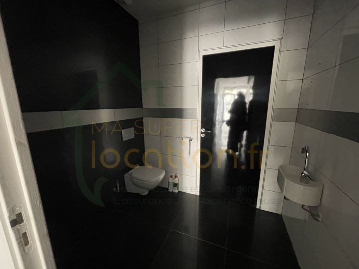 
                                                Location
                                                 Local commercial moderne en plein centre-ville