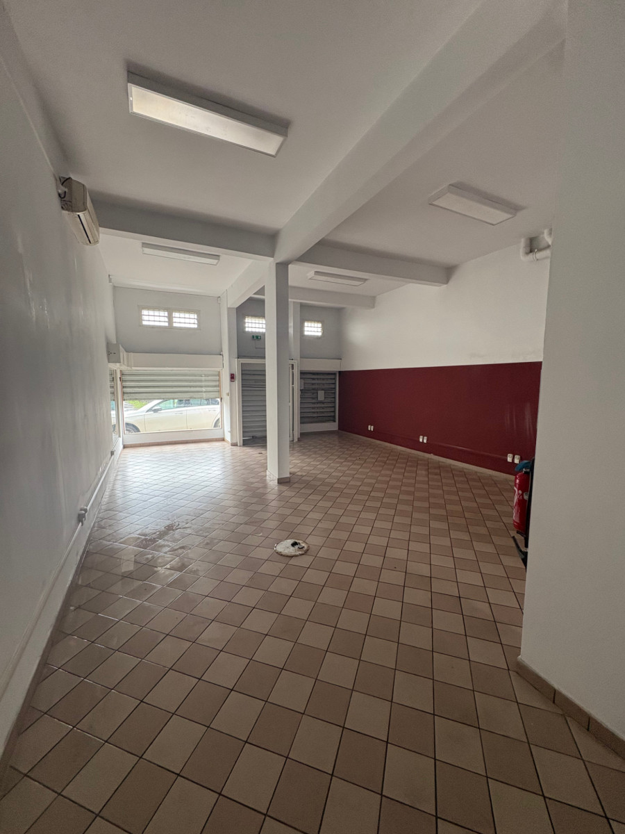 
                                                Location
                                                 Local commercial / professionnel – 67 m²