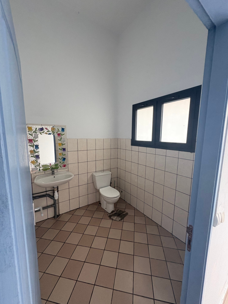 
                                                Location
                                                 Local commercial / professionnel – 67 m²