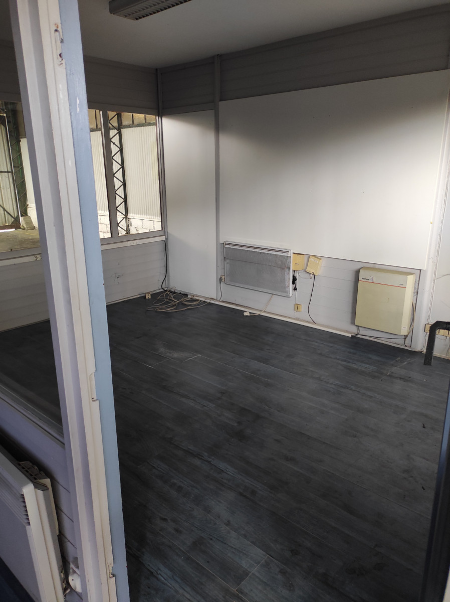 
                                                Location
                                                 local commercial professionnel + bureaux  600m²