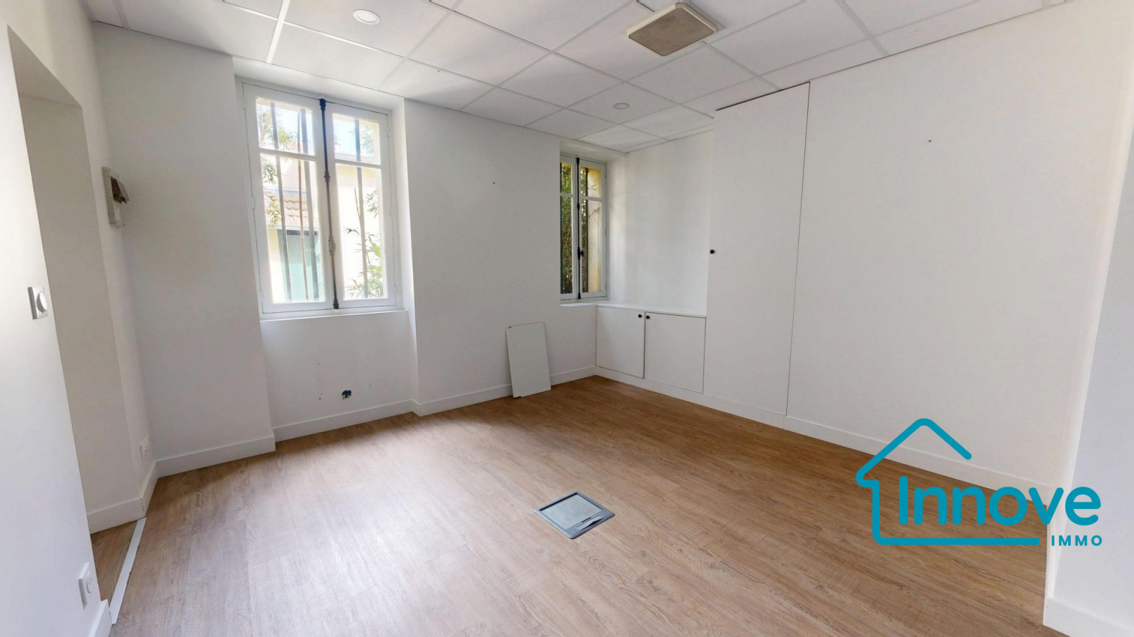 
                                                Location
                                                 Local Commercial Rue de montreuil