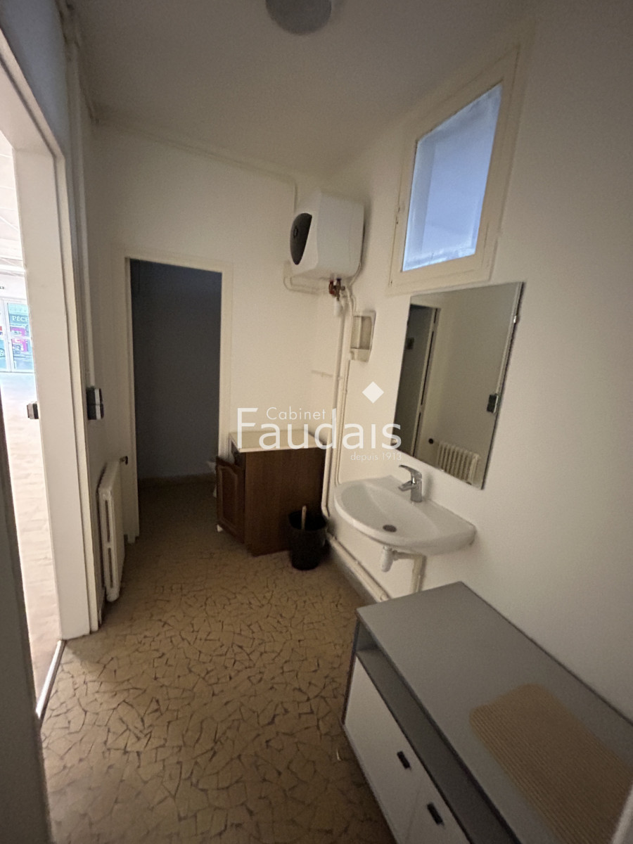 
                                                Location
                                                 local commercial sur axe passager
