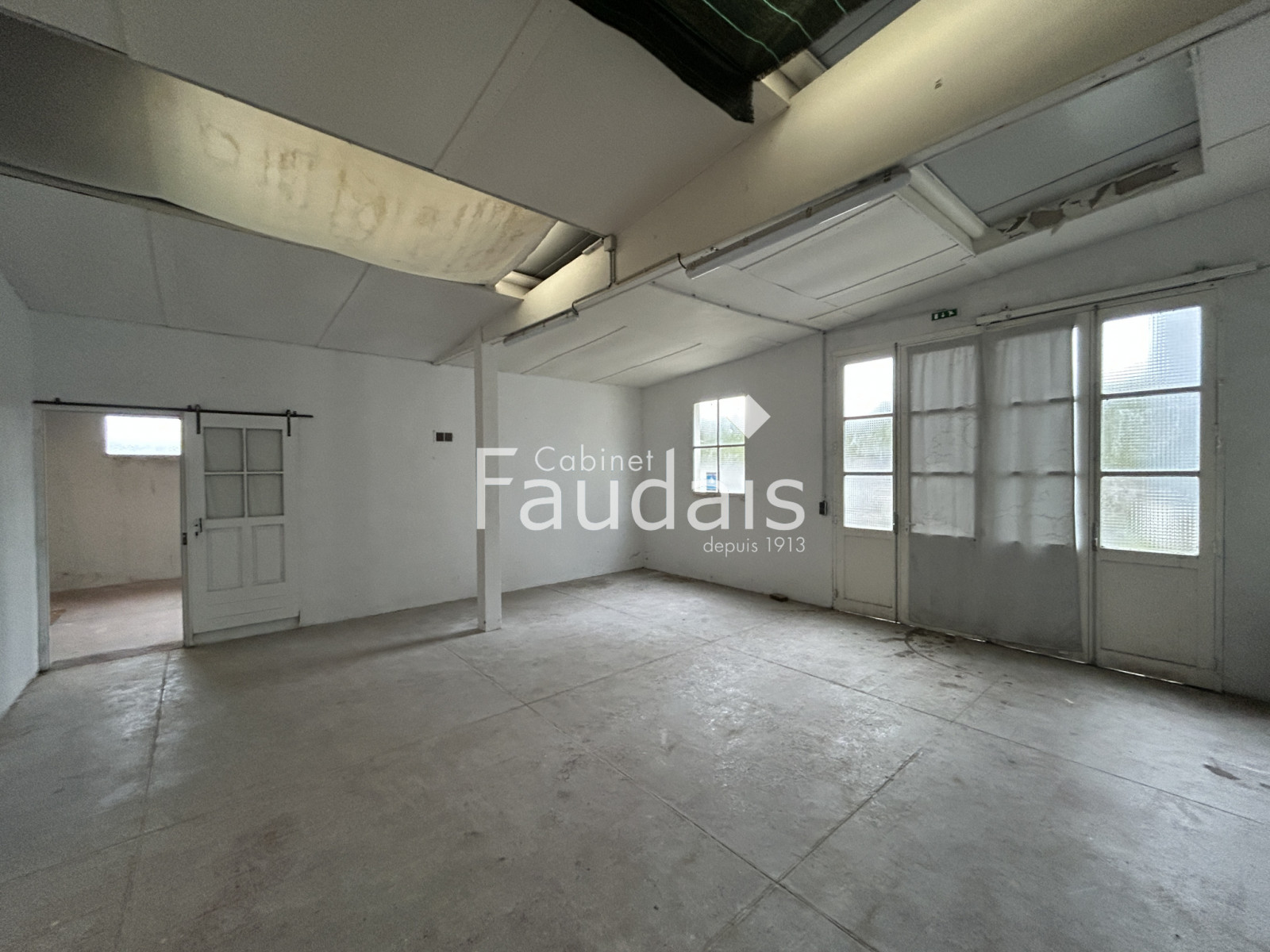 
                                                Location
                                                 local commercial sur axe passager