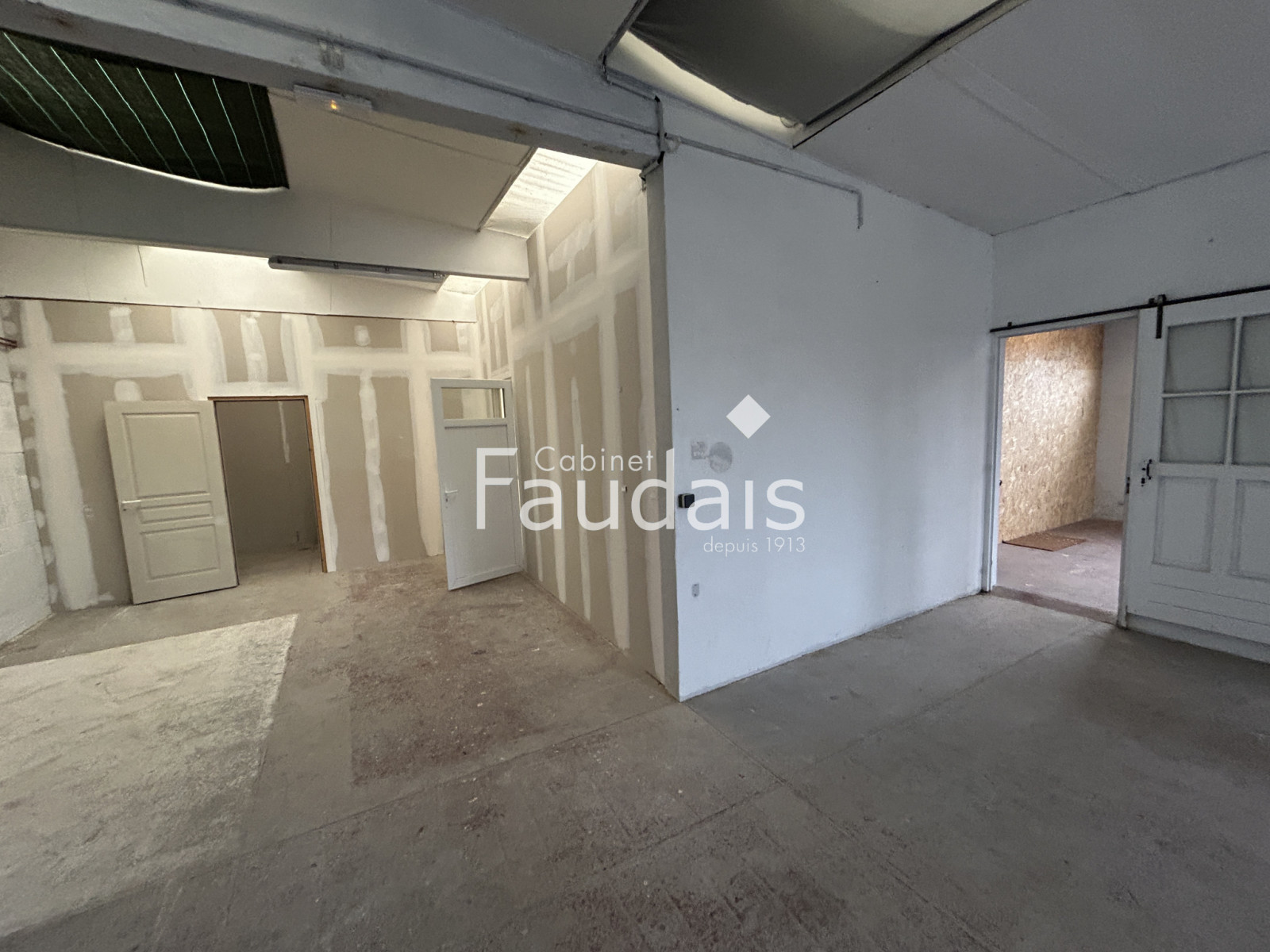 
                                                Location
                                                 local commercial sur axe passager