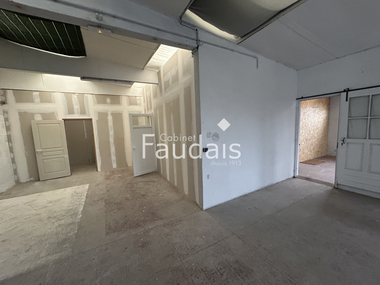 
                                                Location
                                                 local commercial sur axe passager