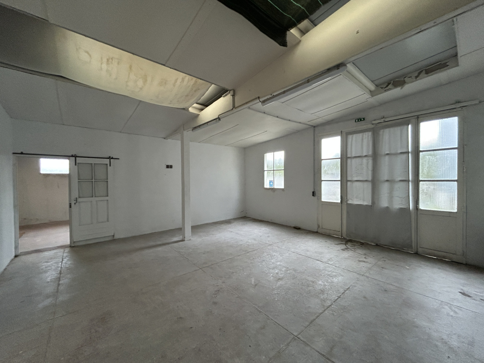 
                                                Location
                                                 local commercial sur axe passager