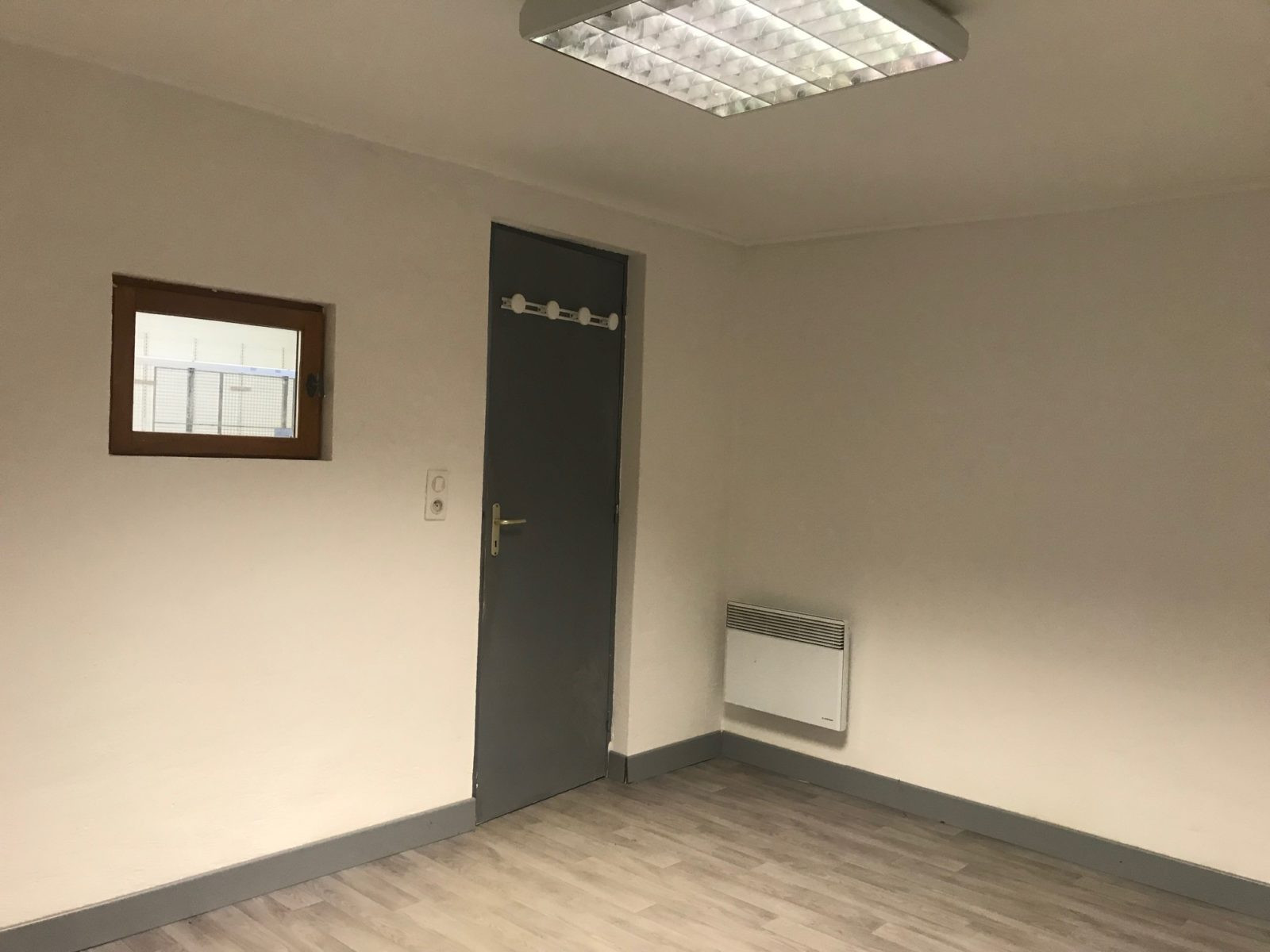 
                                                Vente
                                                 Local d'activités d'une surface de 300 m² à vendre proche de Beaune