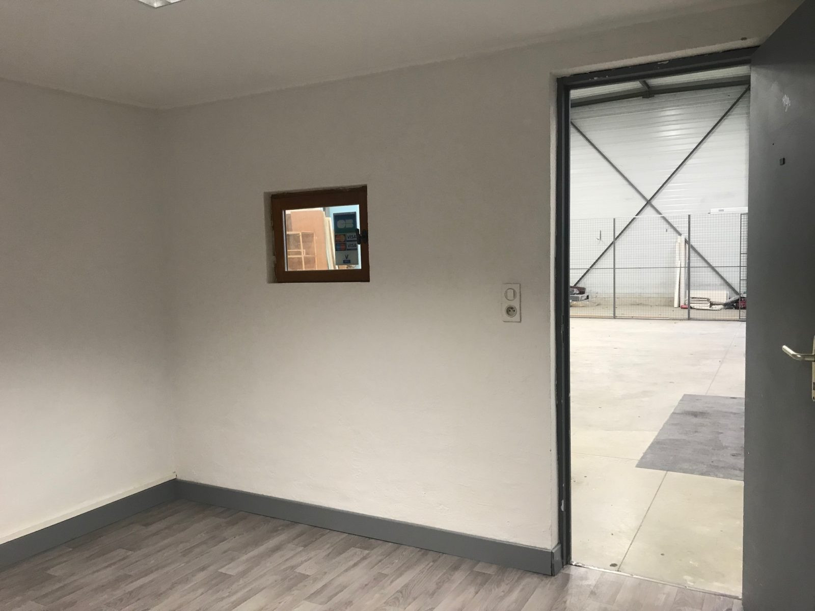 
                                                Vente
                                                 Local d'activités d'une surface de 300 m² à vendre proche de Beaune