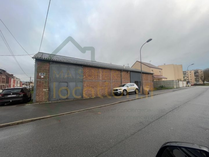 
                                                Location
                                                 Local professionnel 351 m2 - 9 pièces