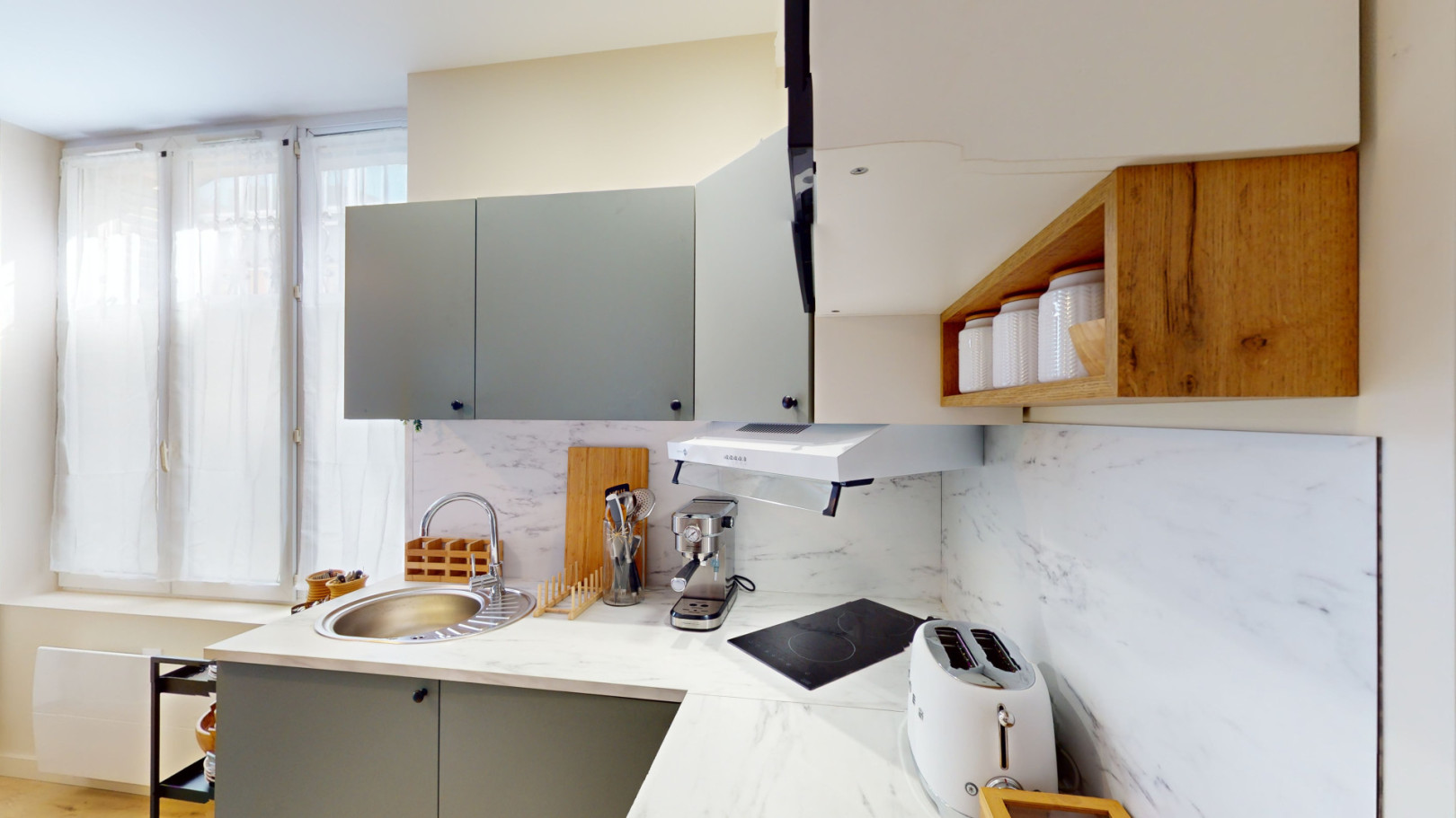 
                                                Location
                                                 Location 13.97m²
