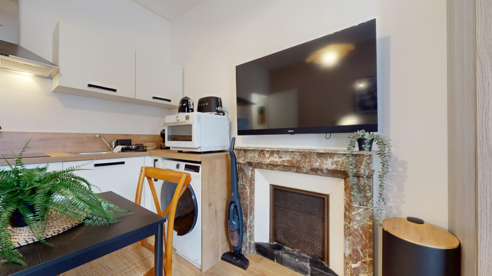 
                                                Location
                                                 Location 16.03m²