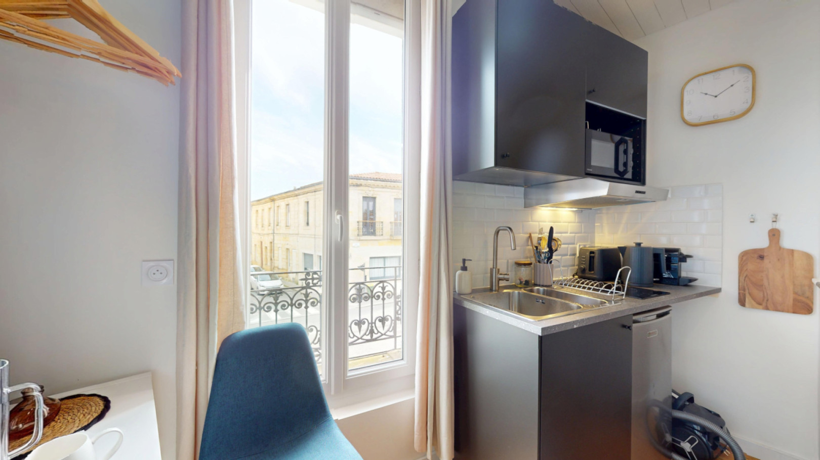 
                                                Location
                                                 Location 16.40m²