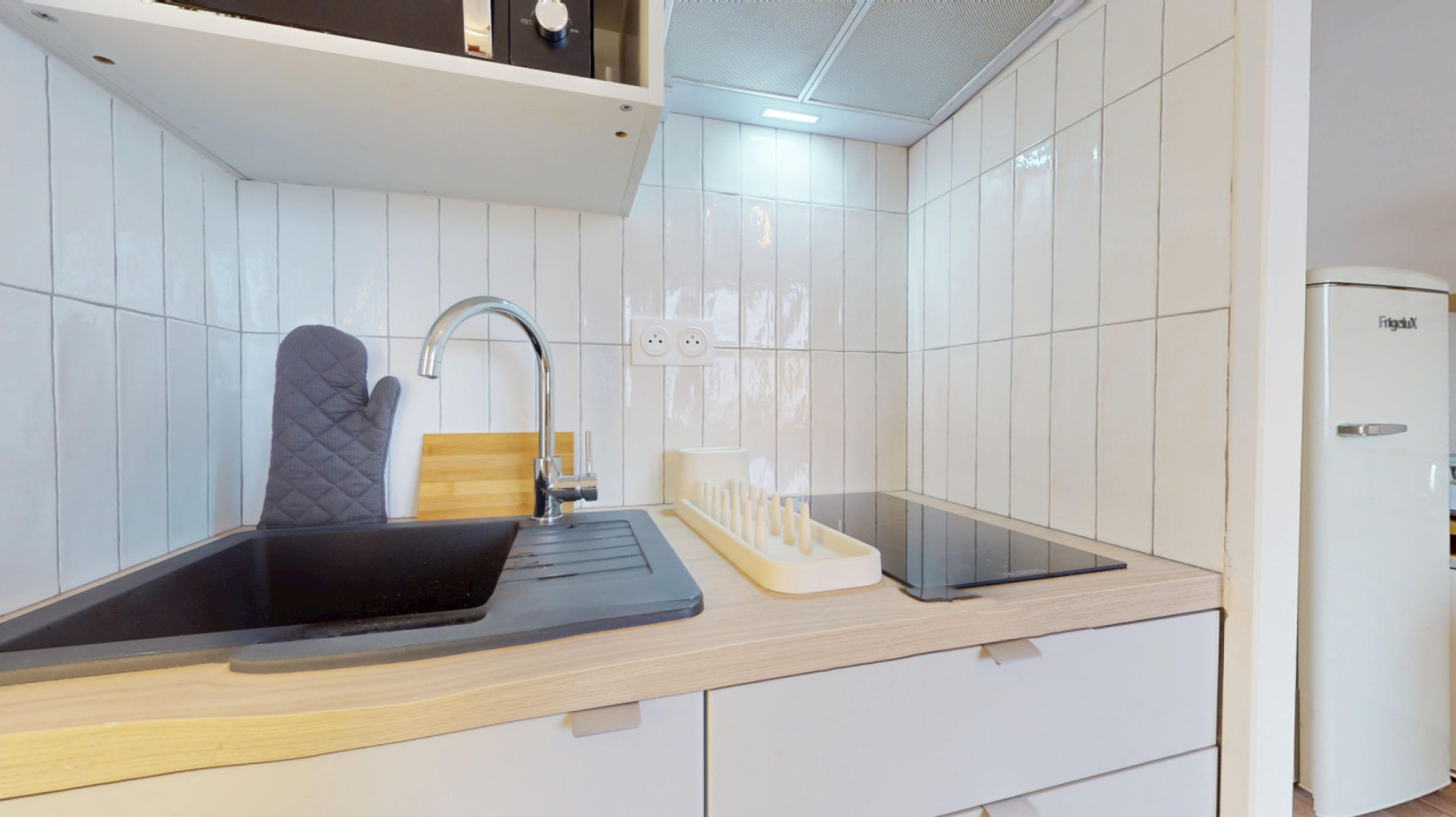 
                                                Location
                                                 Location 19.68m²