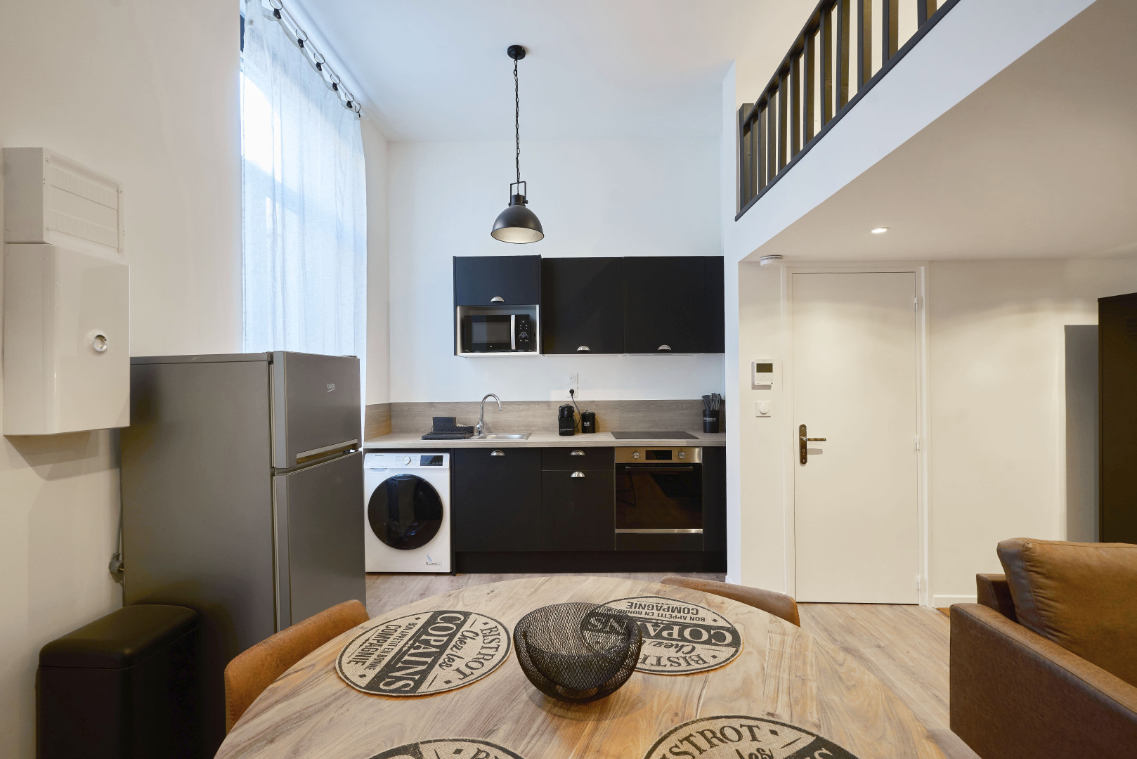 
                                                Location
                                                 Location 27.43m²