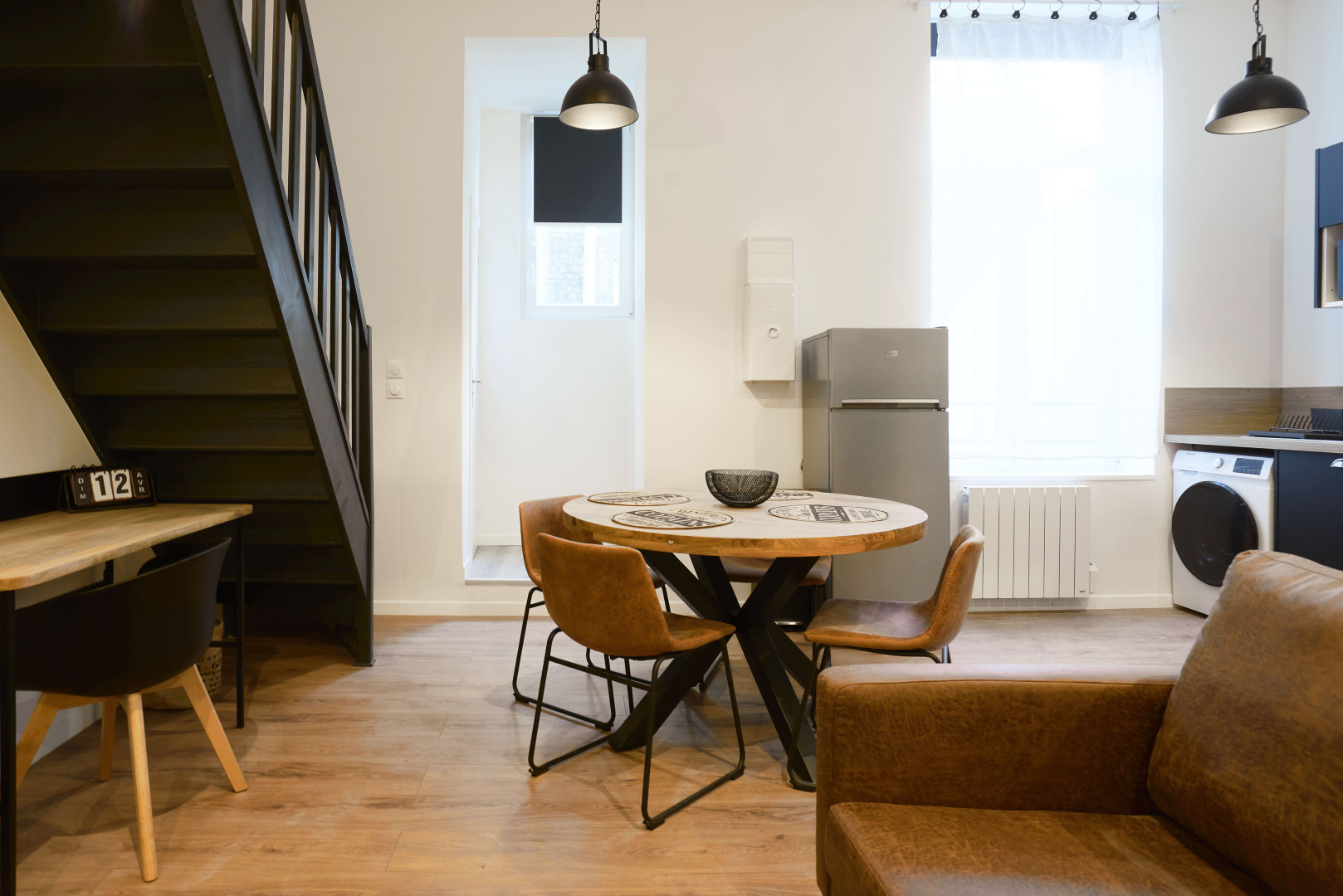 
                                                Location
                                                 Location 27.43m²