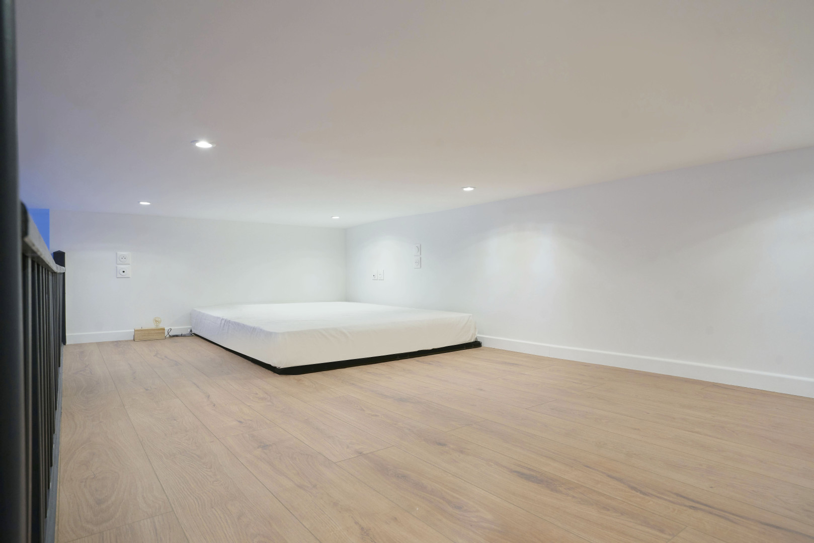 
                                                Location
                                                 Location 27.43m²