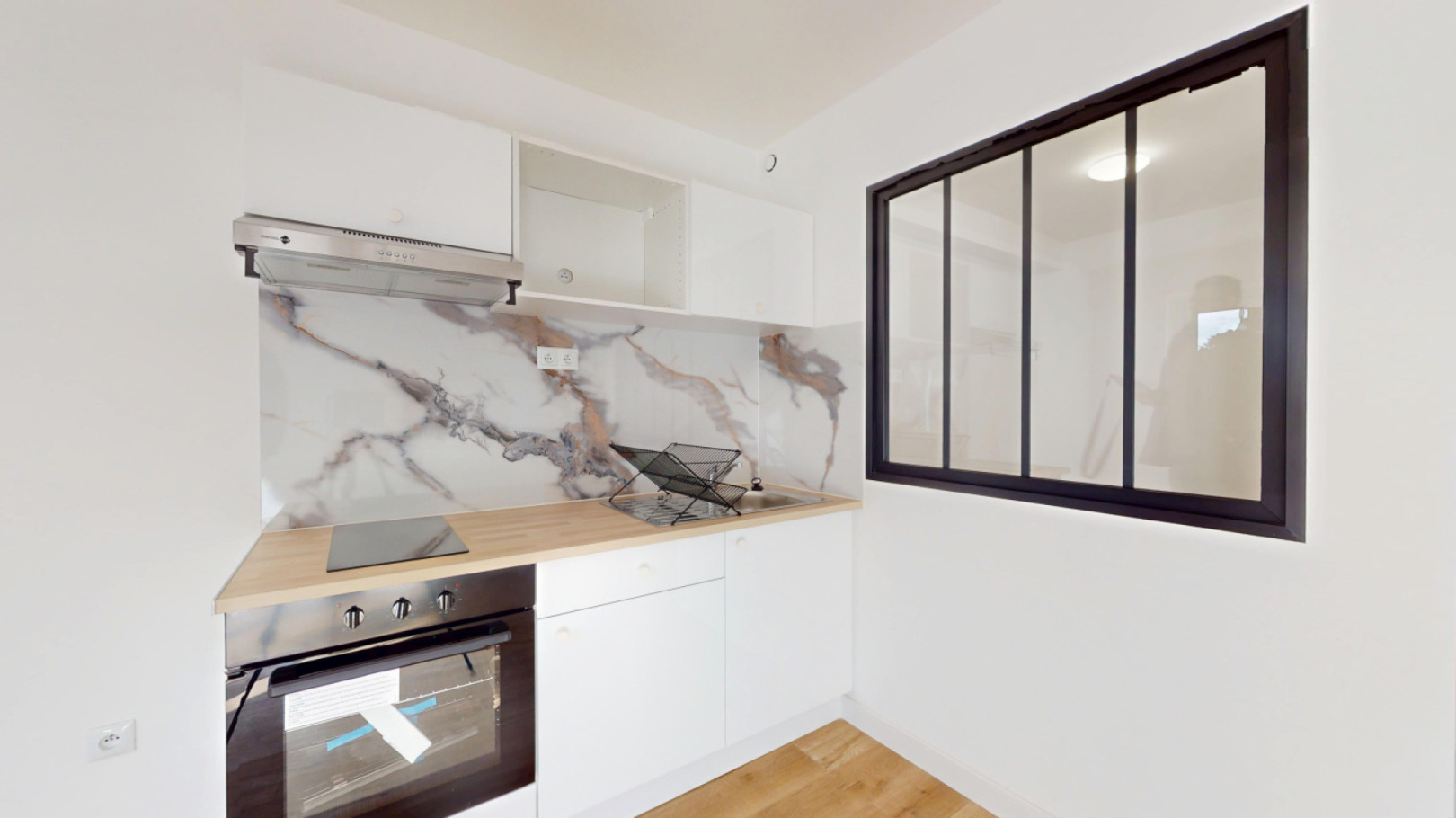 
                                                Location
                                                 Location 27.60m²