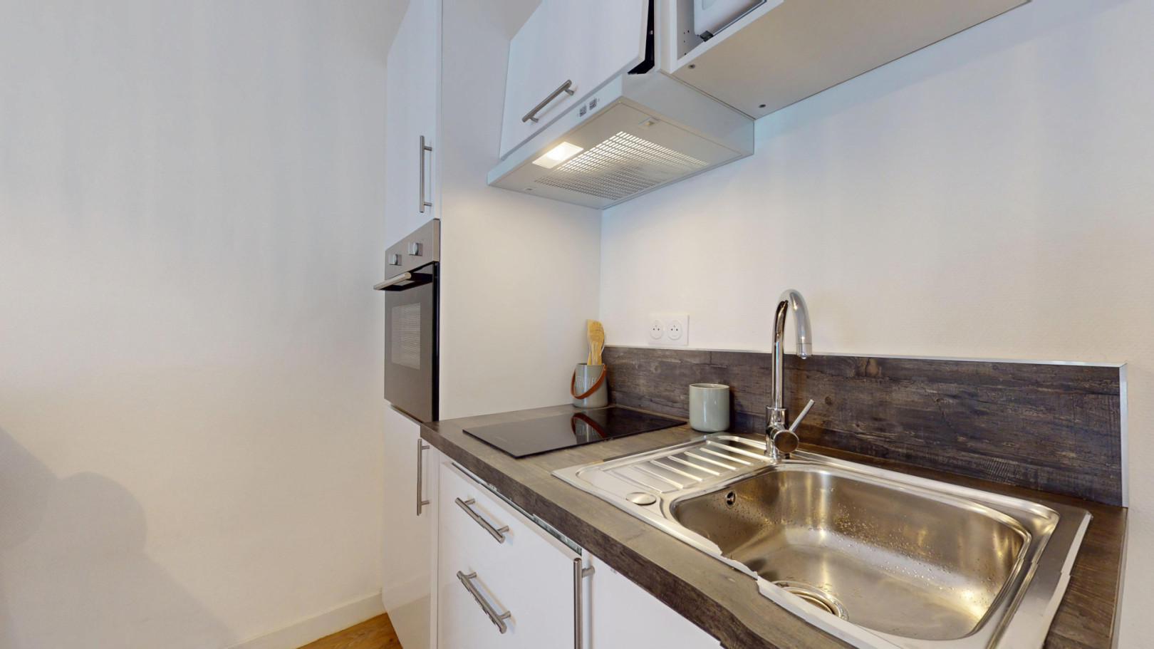 
                                                Location
                                                 Location 30.18m²