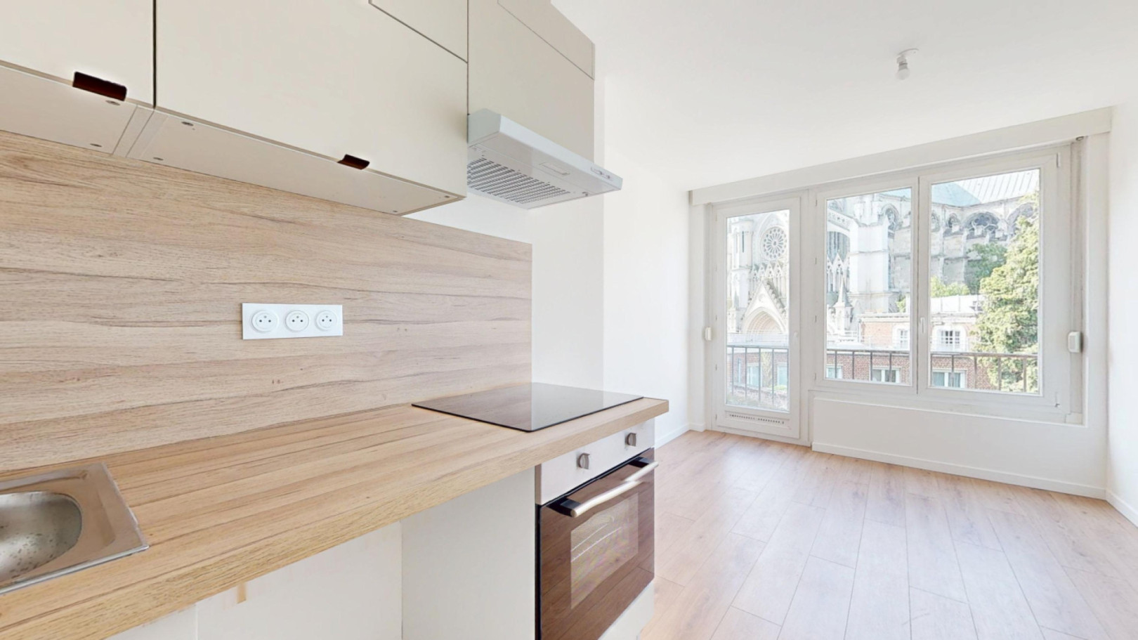 
                                                Location
                                                 Location 36.67m²
