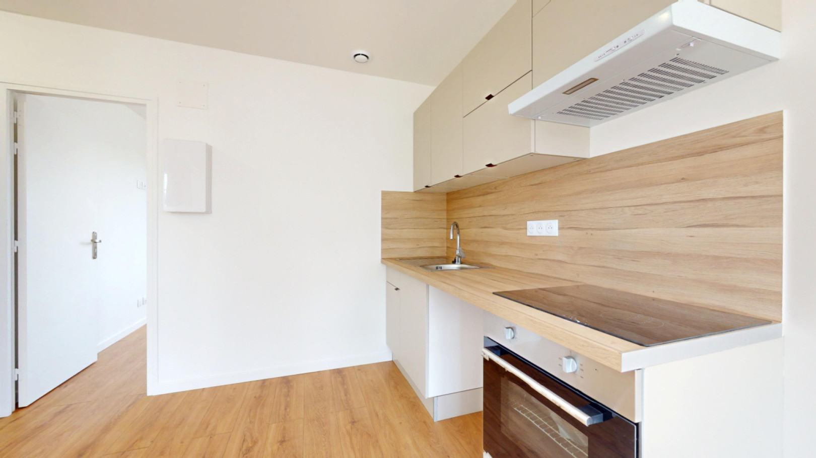 
                                                Location
                                                 Location 36.67m²