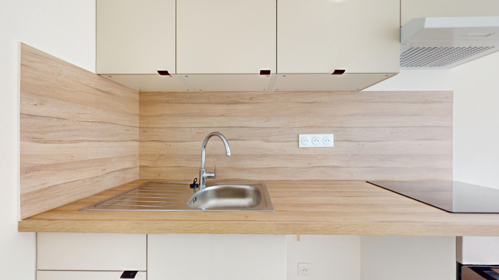 
                                                Location
                                                 Location 36.67m²
