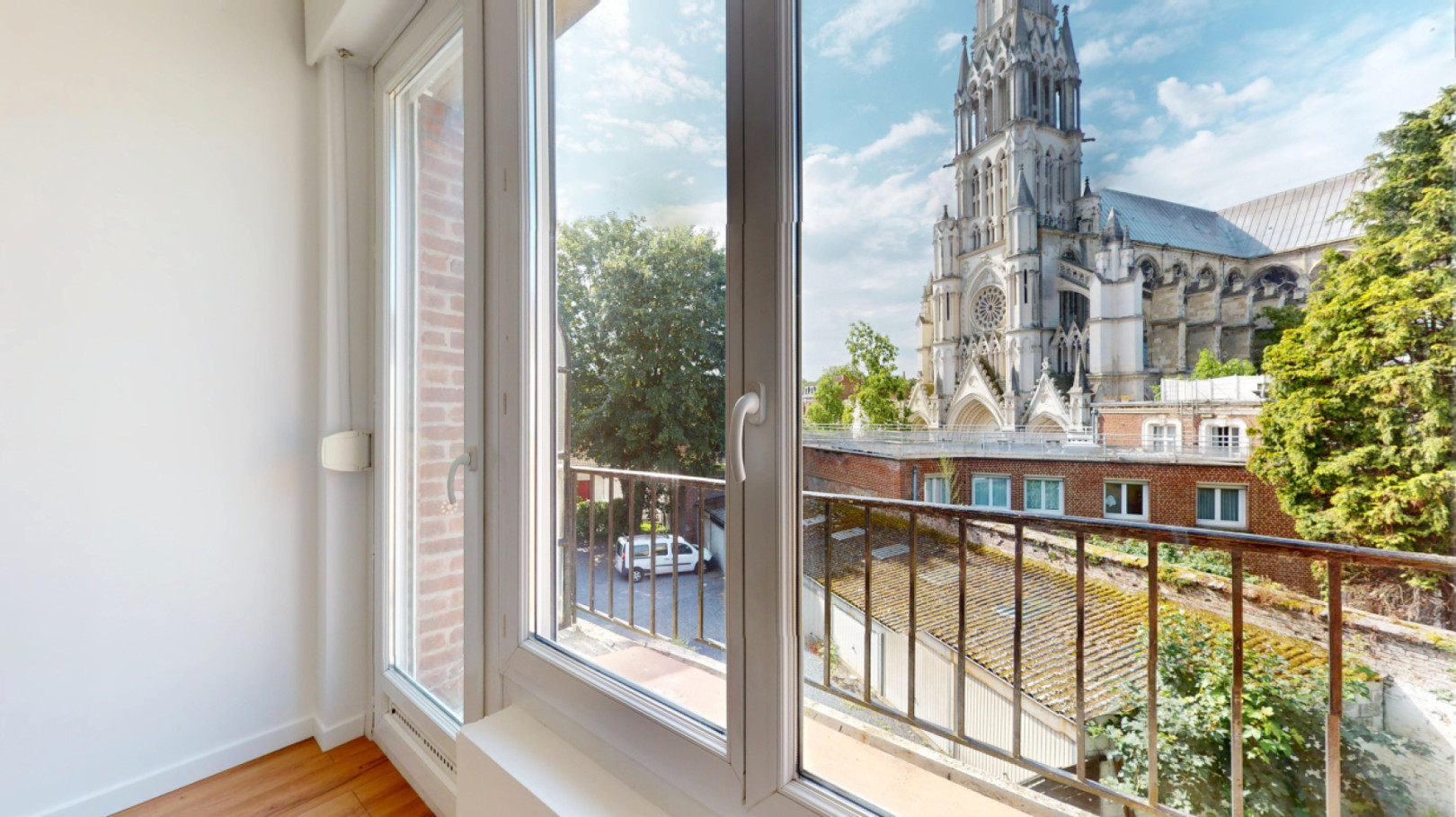 
                                                Location
                                                 Location 36.67m²
