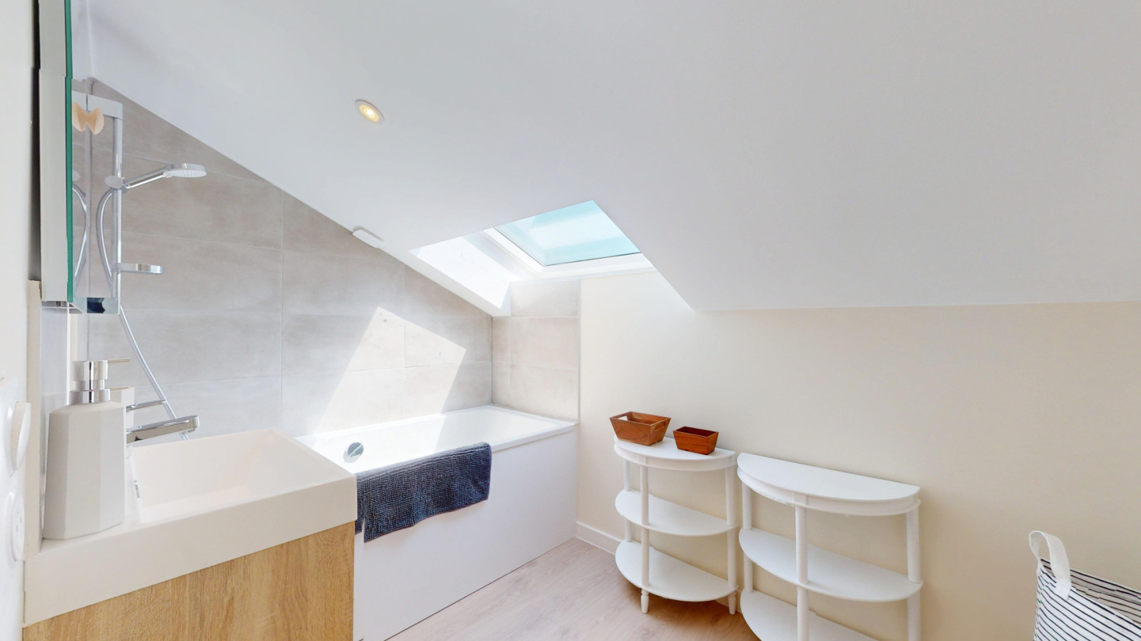
                                                Location
                                                 Location 40.80m²