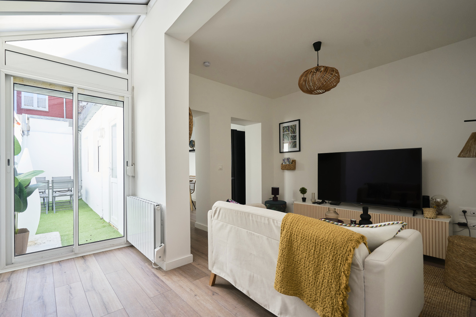 
                                                Location
                                                 Location 79.83m²