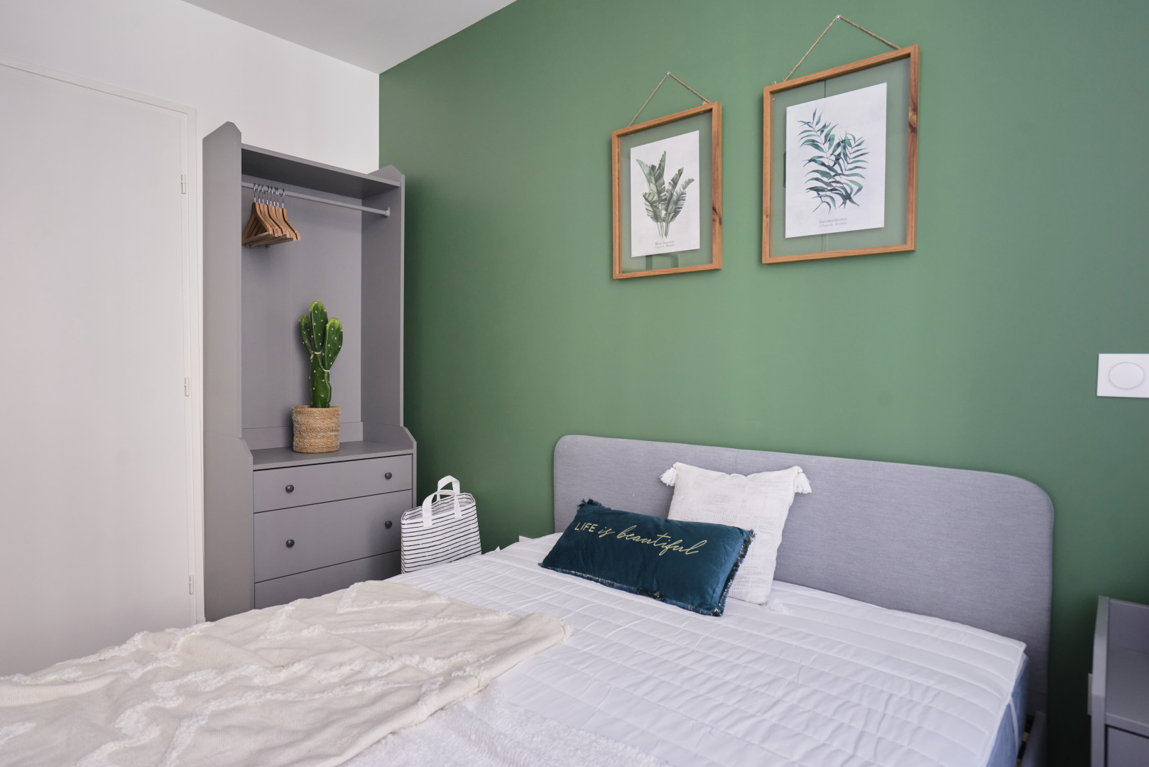 
                                                Location
                                                 Location 79.83m²