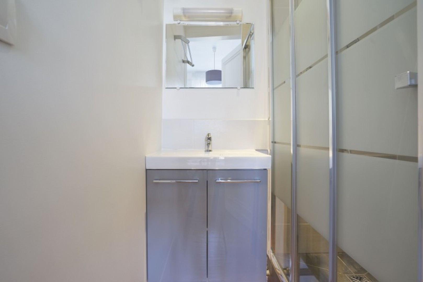 
                                                Location
                                                 Location 84.99m²