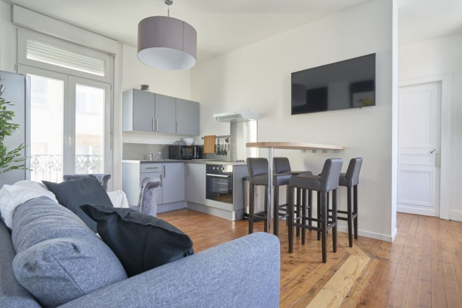 
                                                Location
                                                 Location 84.99m²
