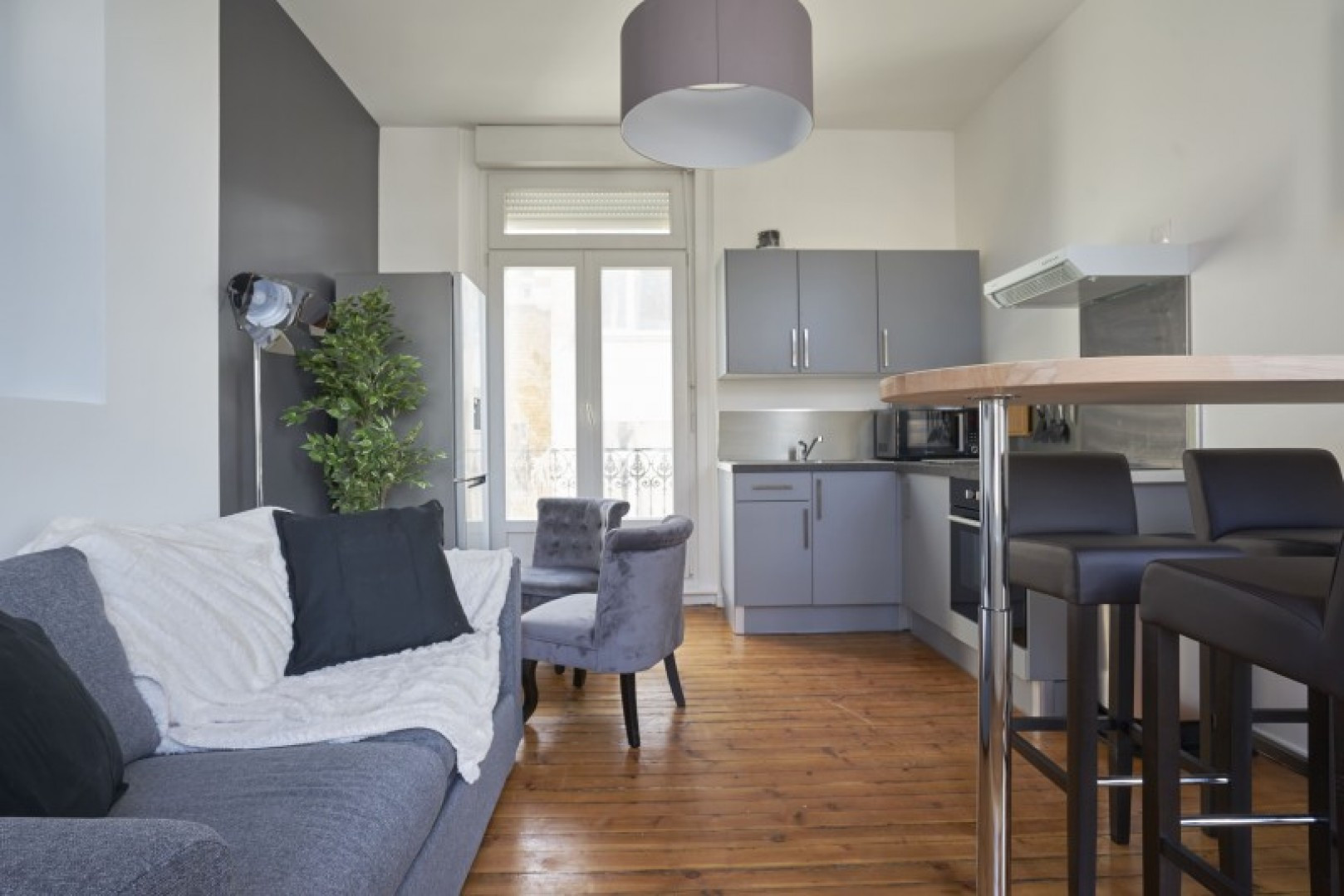 
                                                Location
                                                 Location 84.99m²