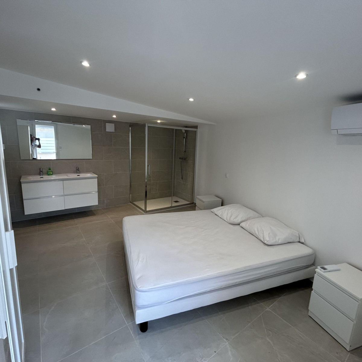 
                                                Location
                                                 Location à l’année – Plage à 50 mètres