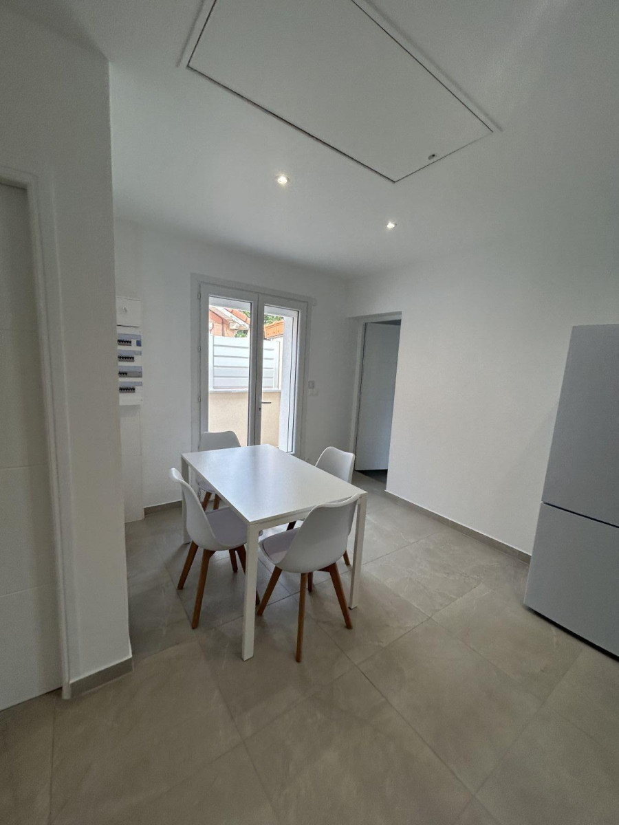 
                                                Location
                                                 Location à l’année – Plage à 50 mètres